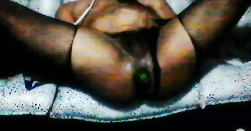 Puta con pepino en el culo