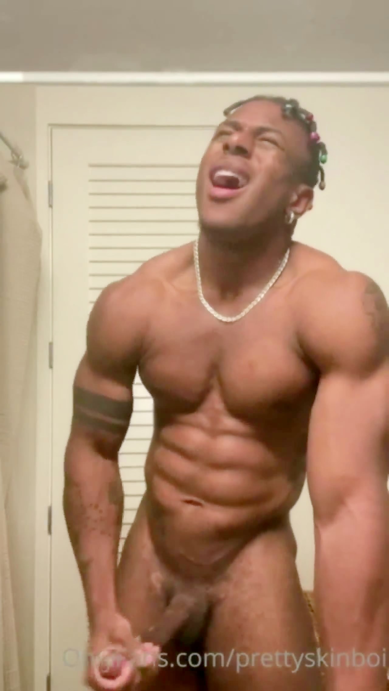 Hung Muscle Hunk Prettyskinboi