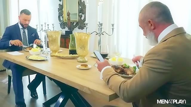 Sir Peter baise Adam