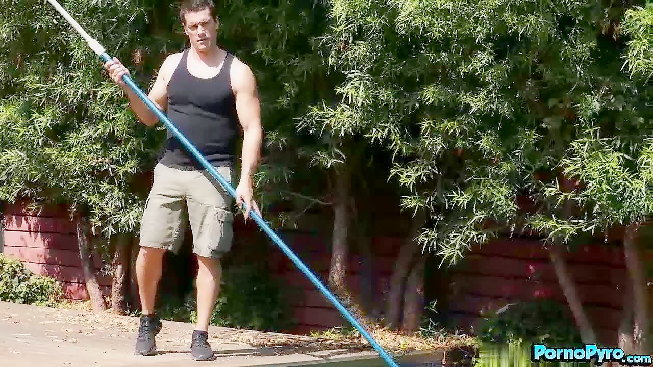 Petite Black Chick Anne Amari Bangs Pizza Delivery Guy With Pool Guy