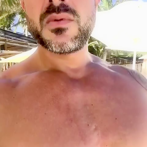 Marco Di Pietro paseandose en la playa