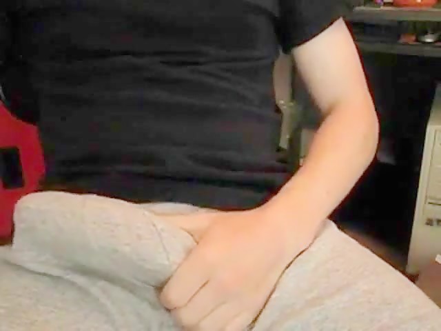 Amateur Twink Masturbates on Webcam