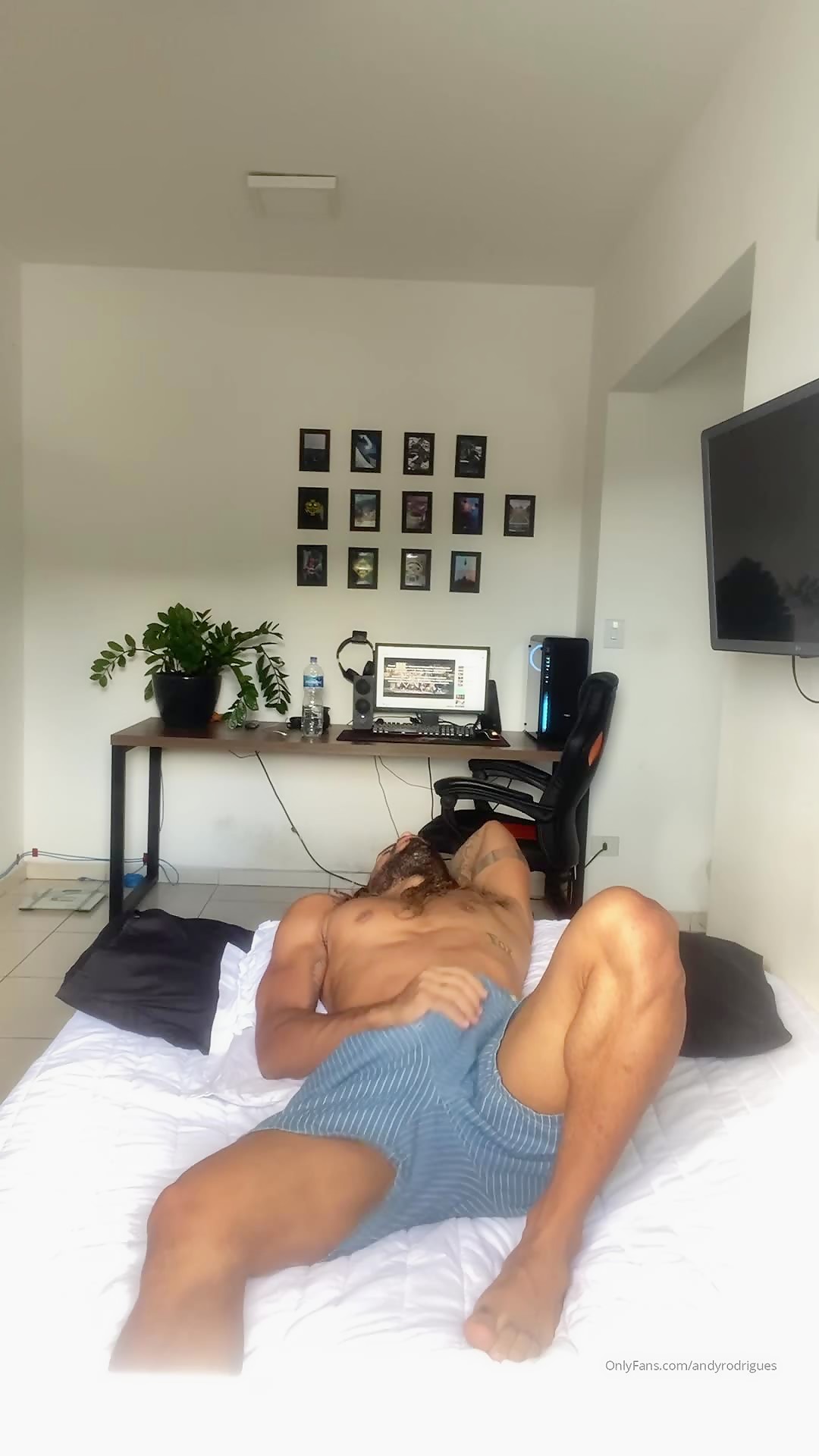 new-andy-r-jacking-in-bed_hd