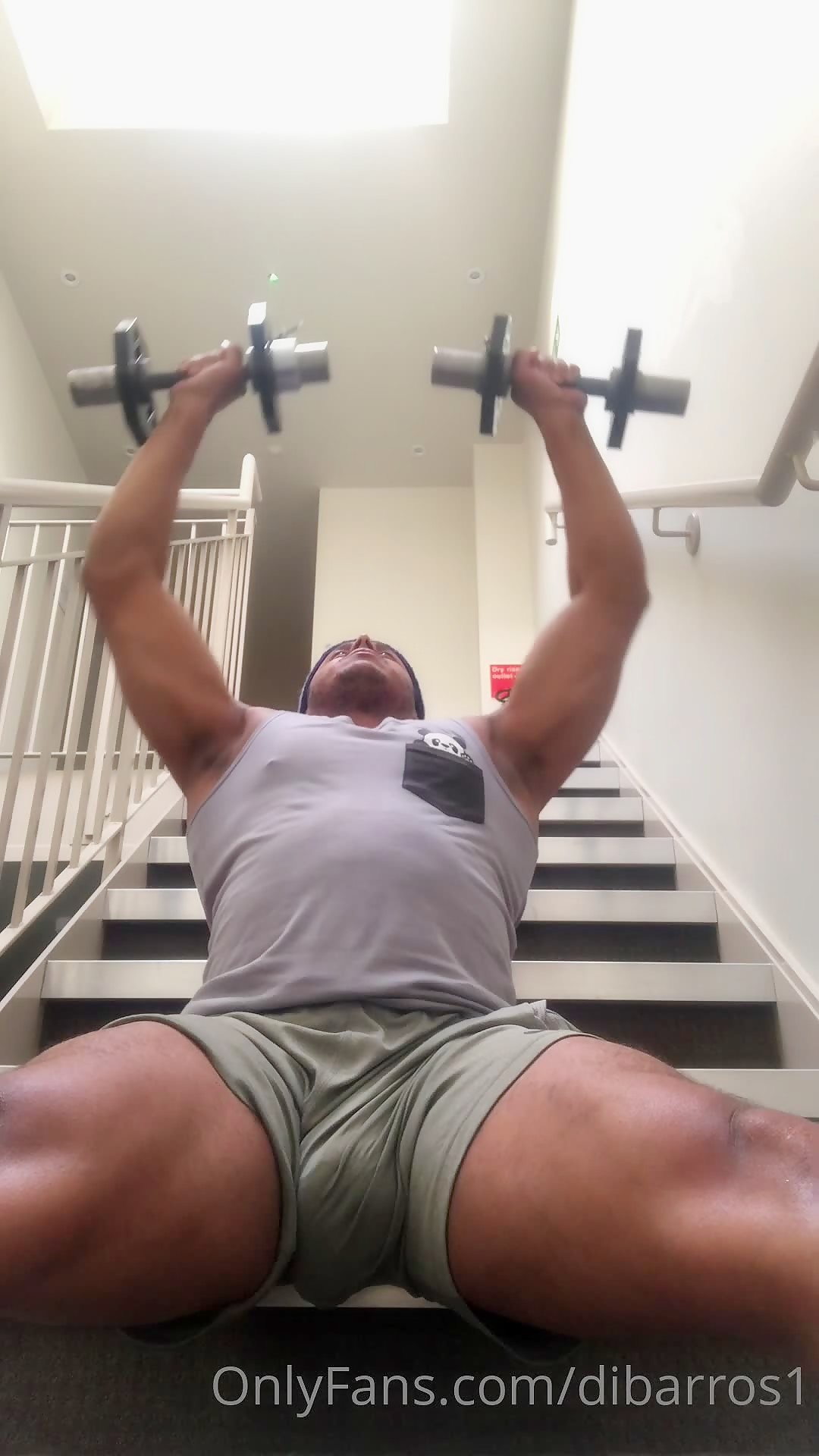 Barros:  crotch bulge & asscrack