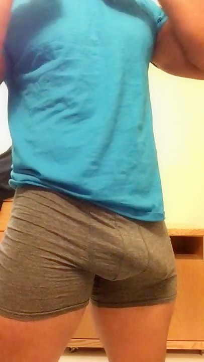 Lightskin man jerks off till he cums