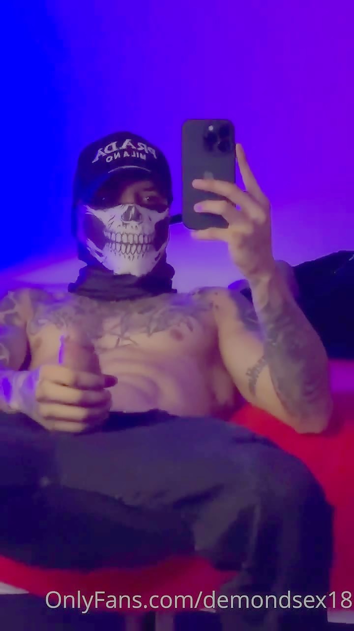 Sexy dude jerking & cumming