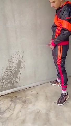 Arabe piss contre le mur