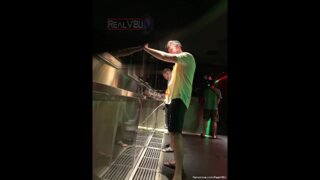 Compilation Spy Piss dans les toilettes d'un bar