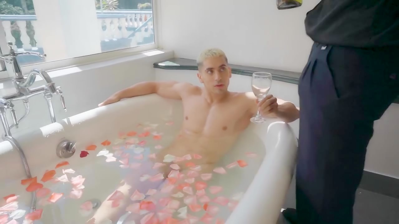 Dick Delivery in the Tub
