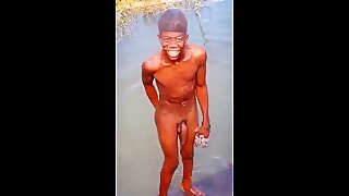 Jeune haïtien se baigne dans une rivière